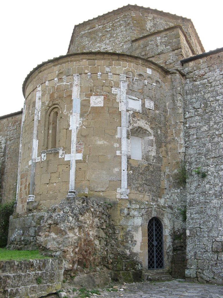 1024px-Duomo_di_Sovana_abside