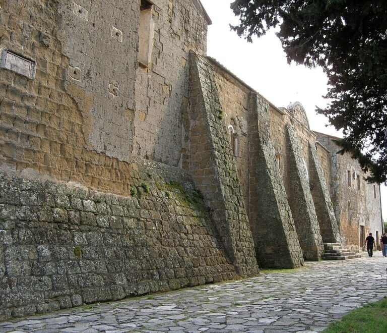 1024px-Duomo_di_Sovana_lato