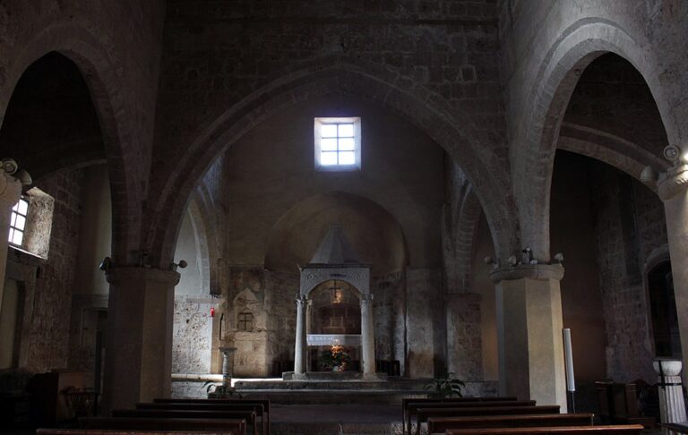 1024px-Santa_Maria_di_Sovana_Ciborium_28102017_5