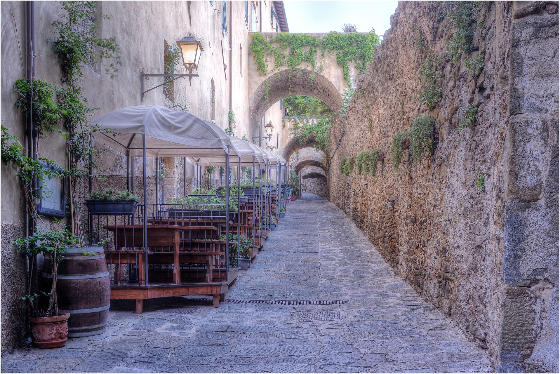 Castiglione_Scorcio lungo le mura