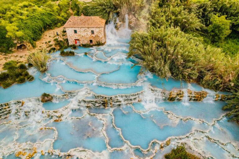 toscana-italia-spa-naturale-con-cascate-e-sorgenti-termali-saturnia-bagni-termali-grosseto-toscana-italy-vista-aerea-cascate-termali-naturali-saturnia-toscana_compressed